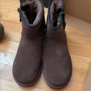 UGG-Classic Mini Zipper Tape Logo- Burnt Cedar